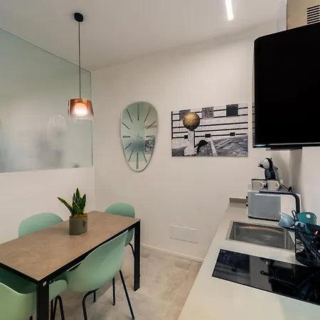 Guesthost - Stylish Loft Near Piazza Del Campo Апартаменты *