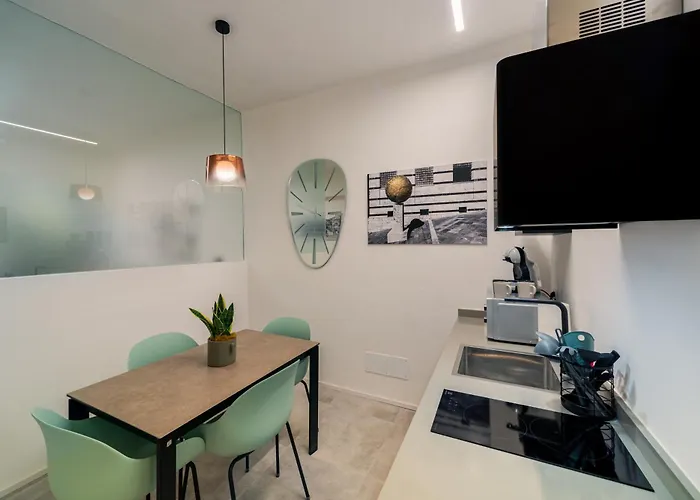 Guesthost - Stylish Loft Near Piazza Del Campo Апартаменты *